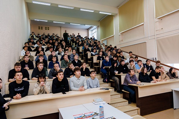 Студенты СГУГиТ узнали о службе по контракту и современных технологиях в армии